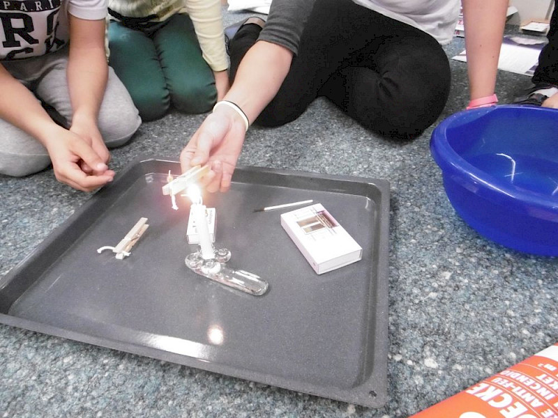 Experimente mit Feuer : Primarschule Thalheim